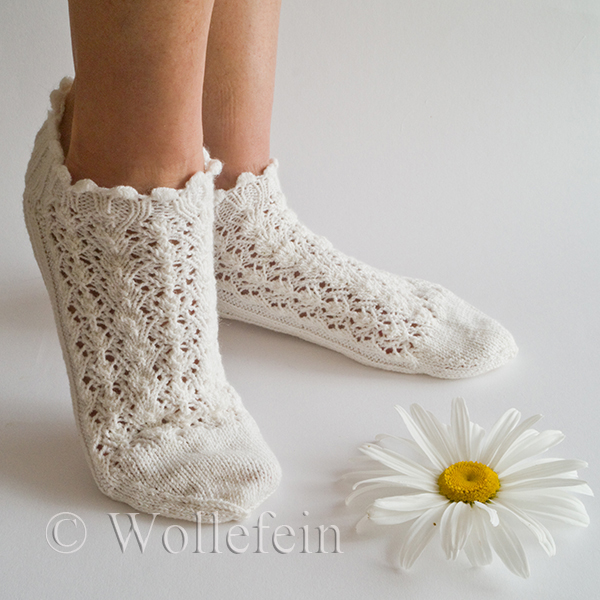 Short Summer Socks in Lace Daisy, Boomerang Heel, Rib